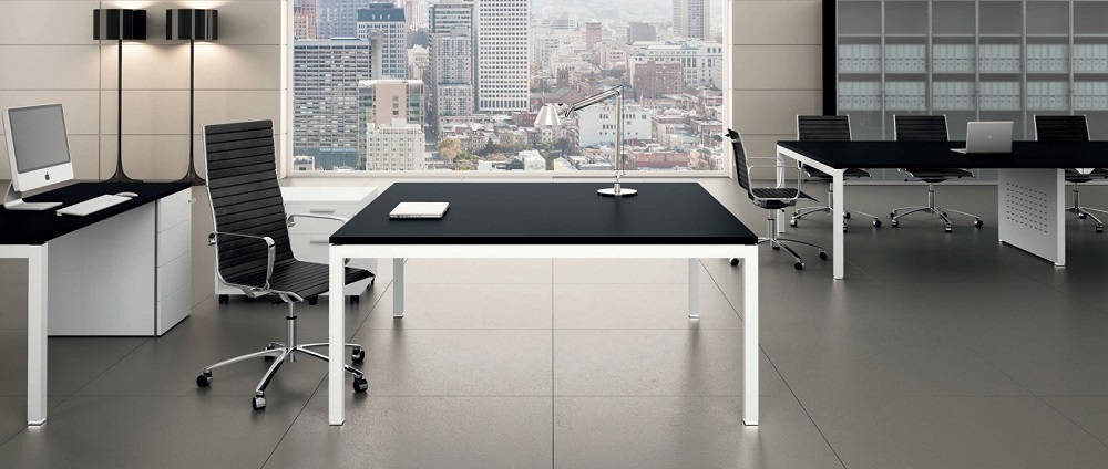 Arredamento per l'ufficio con tavolo riunioni e scrivania