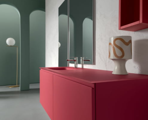 Bagno minimalista con mobili laccati magenta e rubinetto in acciaio e il lavandino è integrato al top