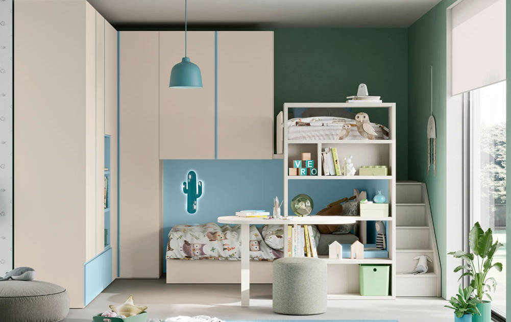 Cameretta a soppalco angolare con libreria e scrivania annesse