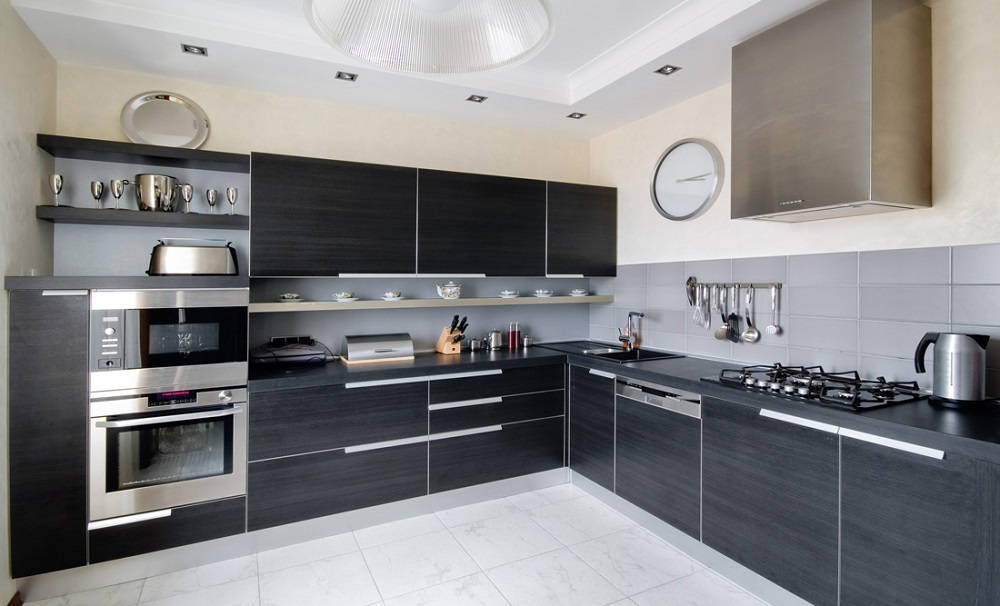 cucina nera con pavimento grigio chiaro ed elementi in acciaio