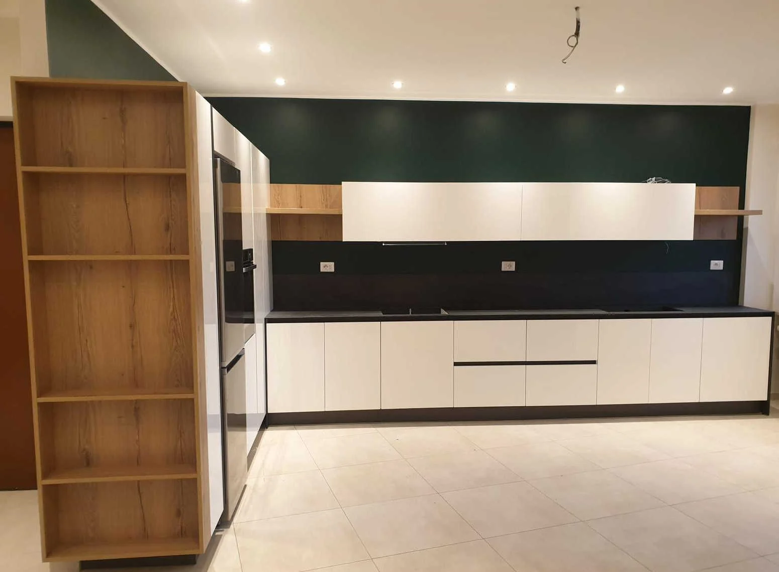 pavimento bianco per cucina bianca con elementi in legno che scaldano l'ambiente