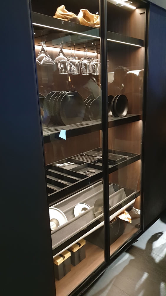 Vetrine da cucina brunite fumè presentate al Salone del Mobile 2022